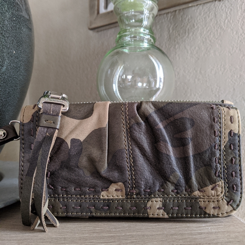 B makowsky leather camo wristlet/wallet
